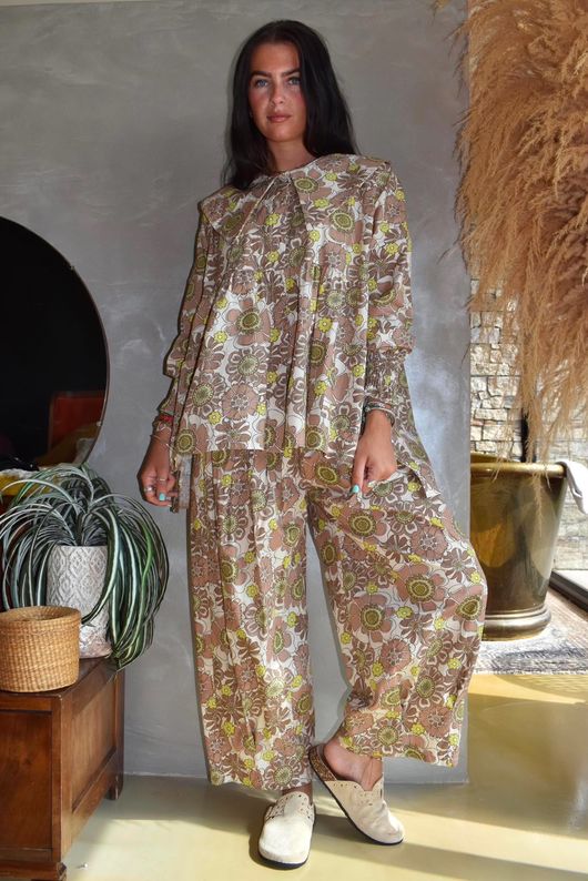 Annie 1972 Shirring Pleat Barrel Pant Caffe Latte